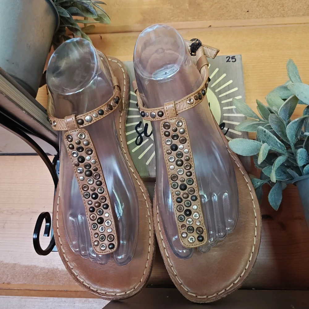 Frye Kayla Brown Leather TStrap Studded Thong Sandals Boho Designer Shoe Sz 10 B